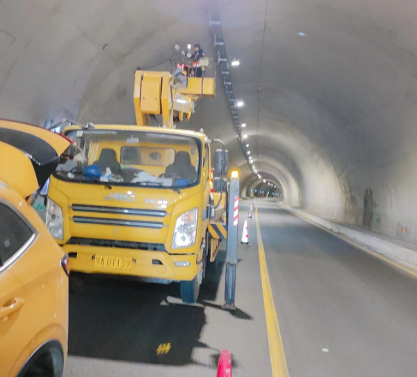 22米升降車隧道安裝照明燈施工現場