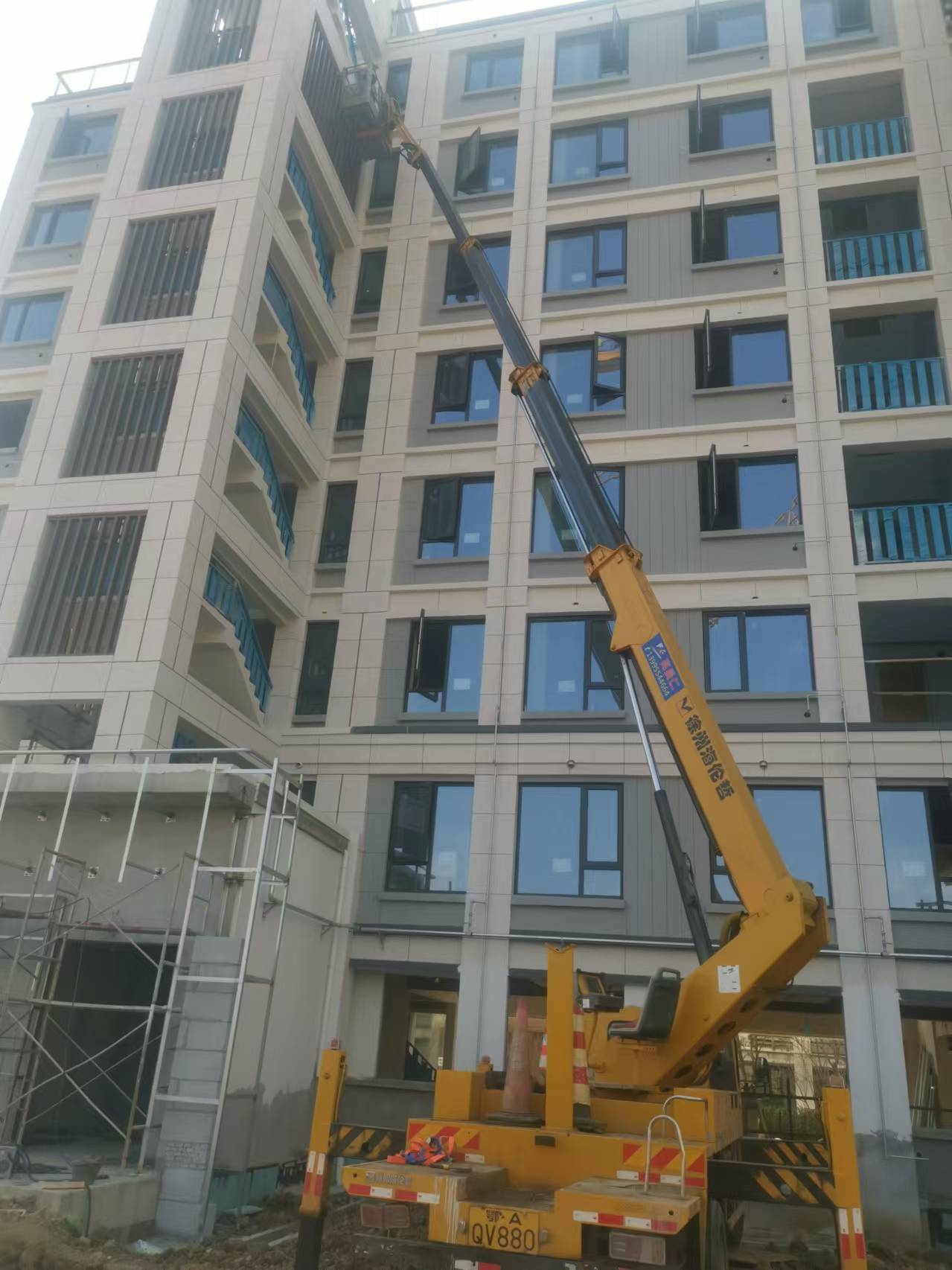 伸縮臂高空車載人高空作業現場